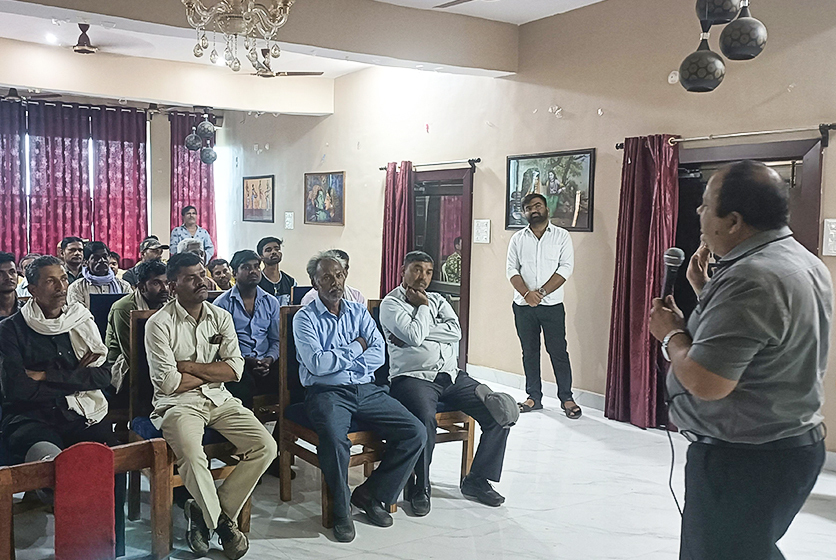 Taro Pumps manager conducting mechanics meet