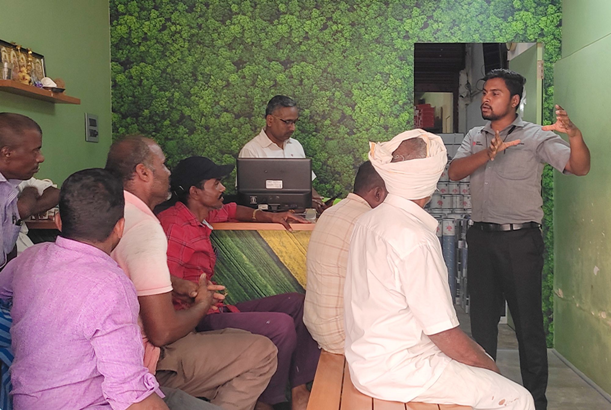 Taro Pumps manager conducting mechanics meet