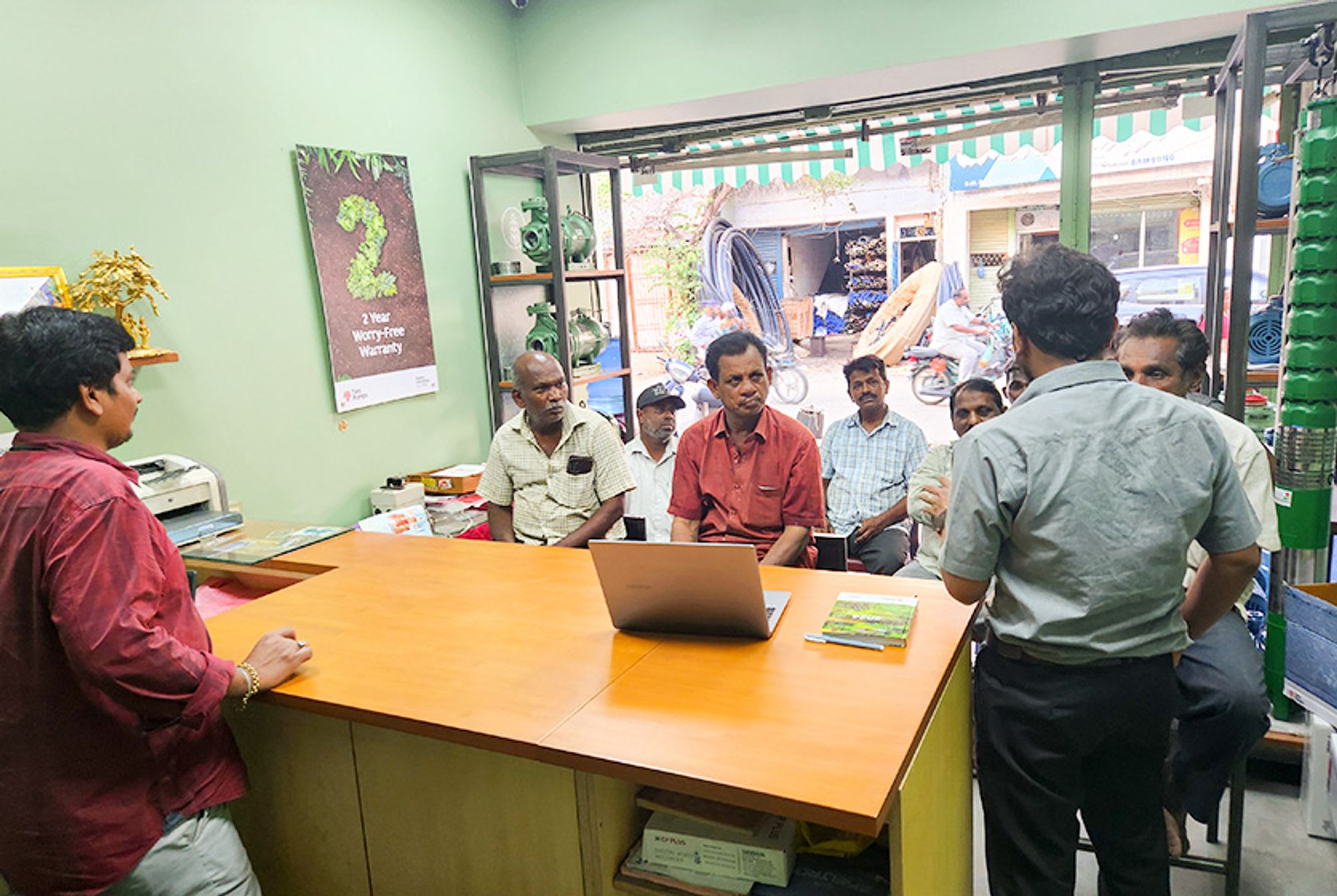 Taro Pumps manager conducting mechanics meet