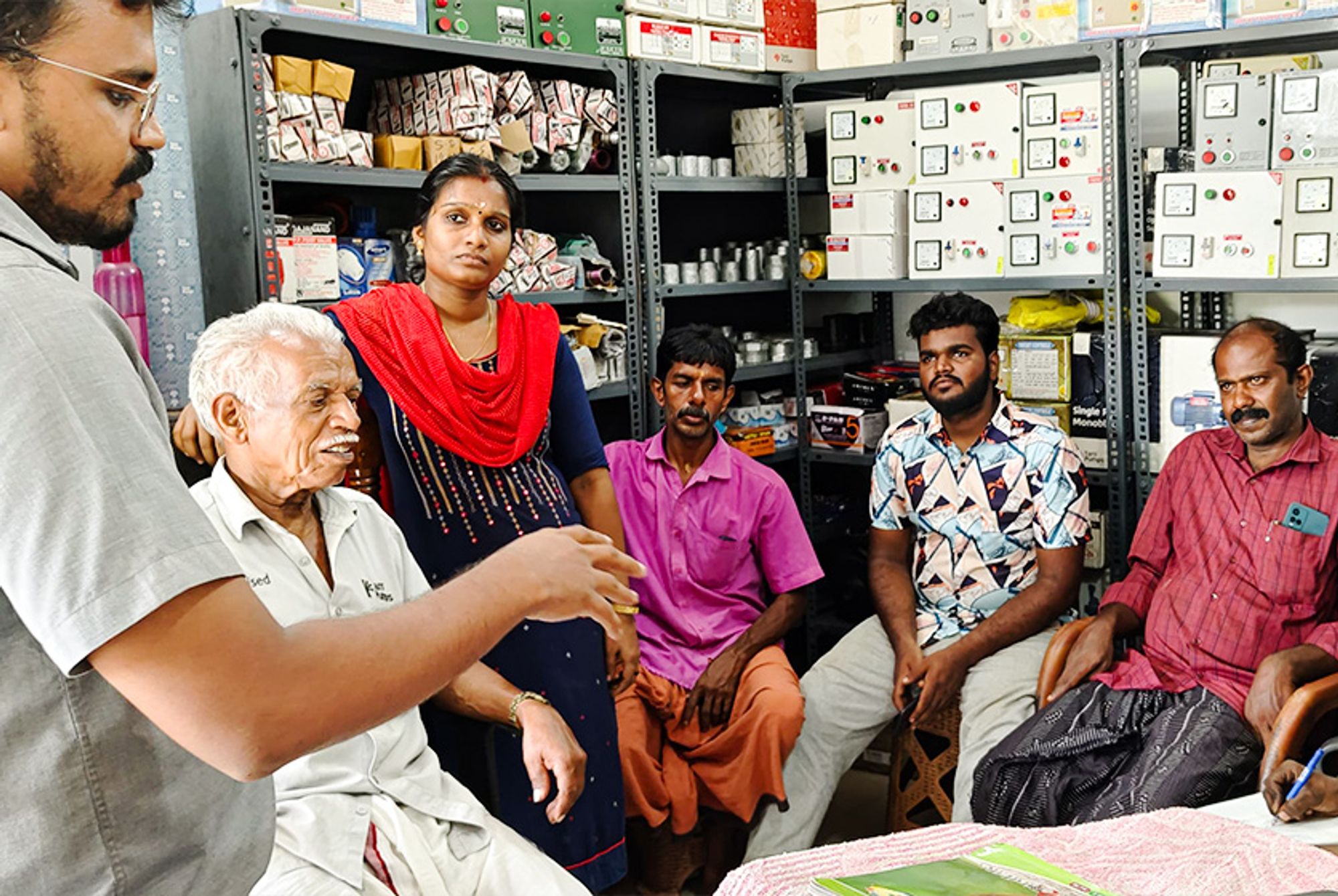 Taro Pumps manager conducting mechanics meet