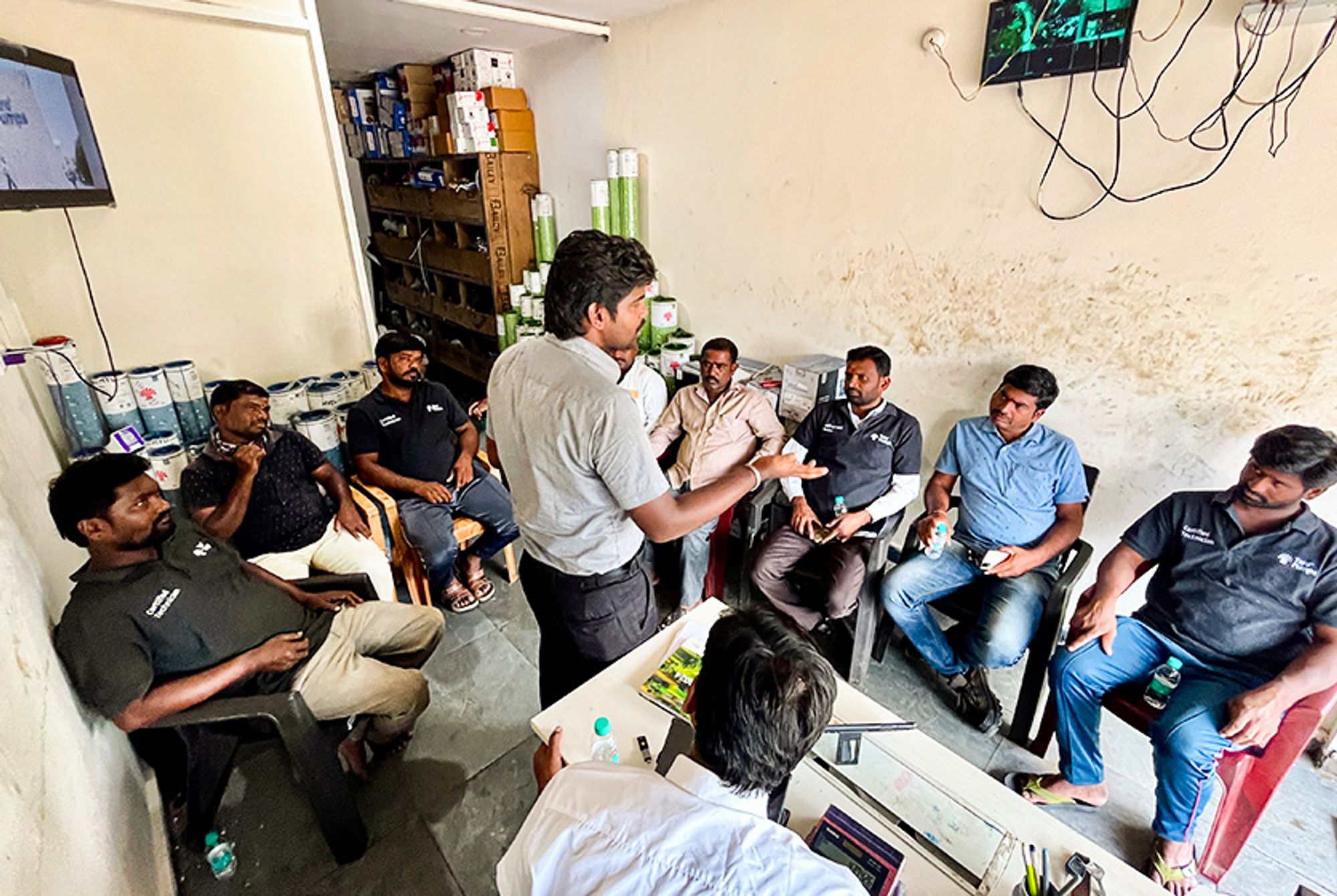 Taro Pumps manager conducting mechanics meet