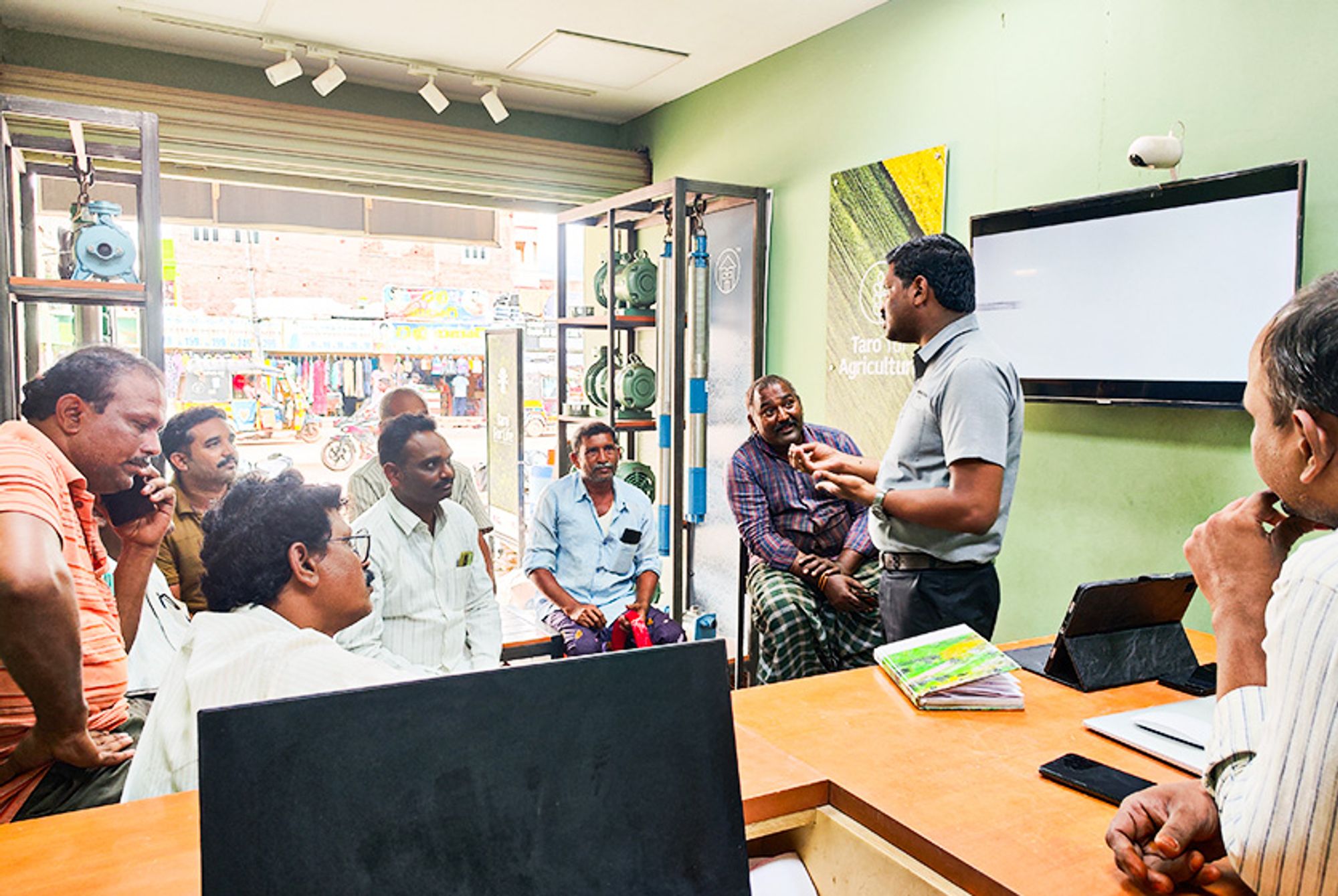 Taro Pumps manager conducting mechanics meet