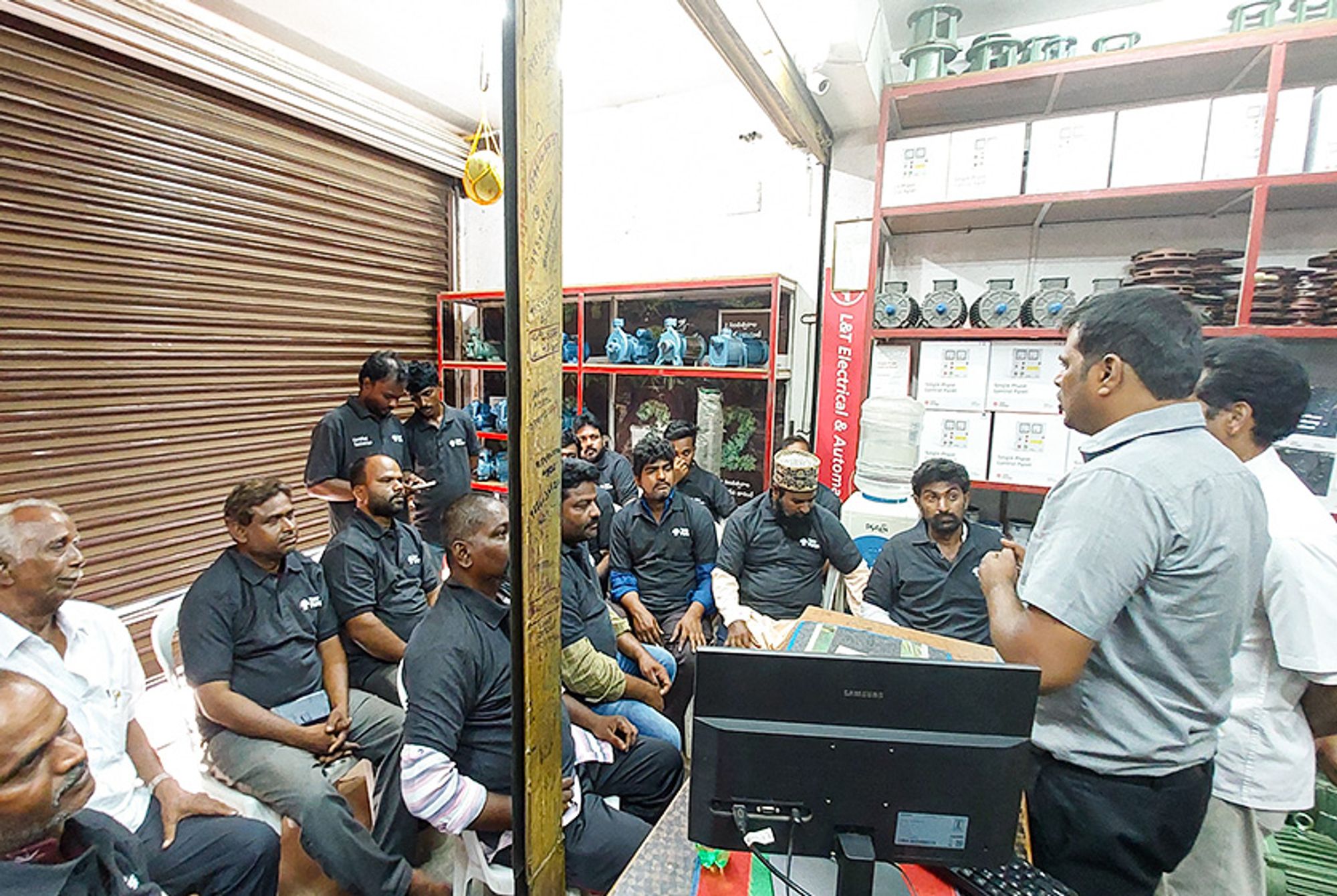 Taro Pumps manager conducting mechanics meet