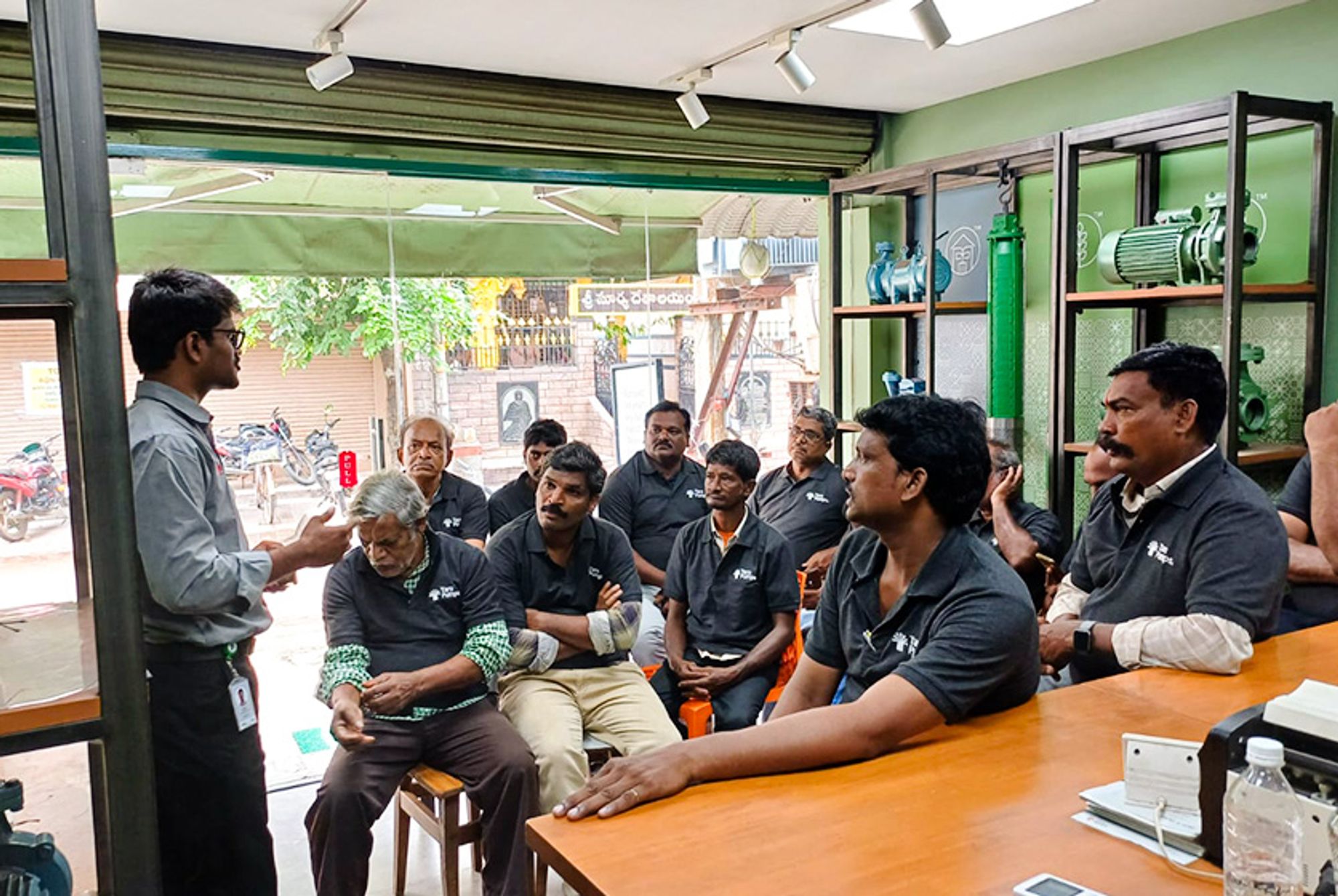 Taro Pumps manager conducting mechanics meet